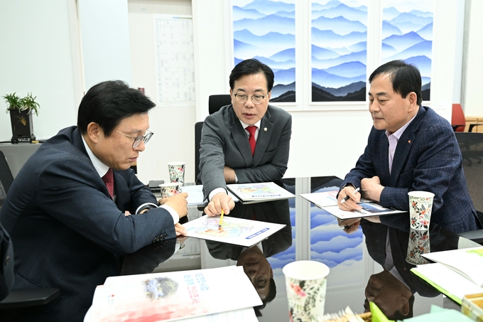 ▲ 배낙호 김천시장이 국회를 방문, 송언석 의원(가운데)와 박형수  예산결산특별위원회 간사와 만나 내년도 주요 사업의 당위성과 국비 지원 필요성을 설명하고 있다.