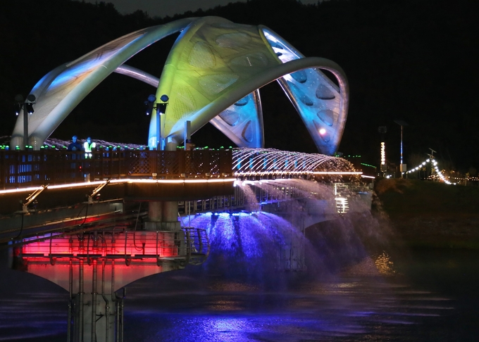 ▲ 상주시 대표 관광지인 경천섬이 지난 10일 주차장 일원에서 ‘경천섬 범월교 경관분수’ 통수식을 열고 본격 가동에 들어갔다. 사진은 야간 경관분수 조명이 음악에 맞춰 색을 바꾸며 연출하는 모습. 상주시 제공