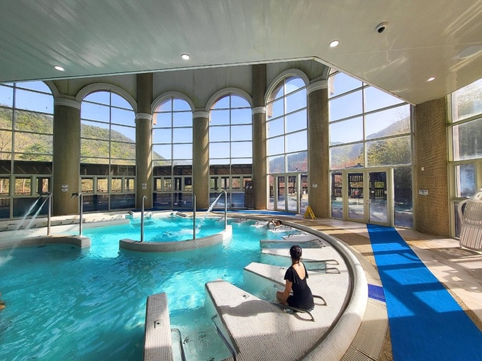 ▲ 별빛 아래 온천을 즐길 수 있는 STX리조트 노천탕 모습. 가족 단위 방문객들에게 인기다.