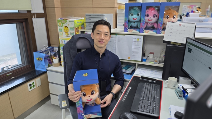▲ 김성학 경북콘텐츠진흥원 스토리IP 육성 팀장이 자신의 사무실에서 강치아일랜드에 출연한 강치를 선보이고 있다.