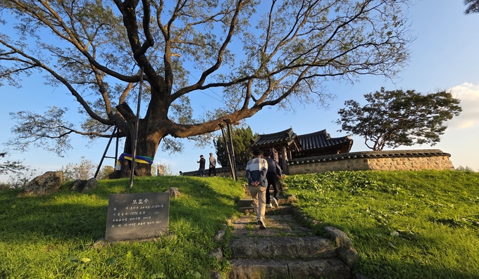 ▲ 재경대창중고총동문회·수주회·경언포럼 회원 25명이 10월 25일 ‘아주 사(史)적인 문화답사’를 주제로 예천군 풍양면 우망리 삼수정을 찾고 있다.