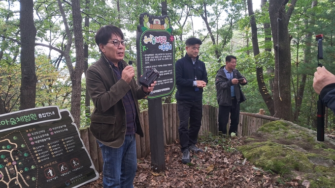 ▲ 조윤 예천문화원장이역사와 바위의 성혈에 대해 설명을 하고 있다.