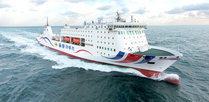 ▲ 포항 울릉도를 이는 울릉크루즈호