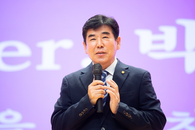 ▲ 대구대학교 법학부 정극원 교수가 박정희 대통령 탄신 108주년을 앞두고 12일 구미시청 공무원, 새마을협의회 회원, 시민 등을 대상으로 ‘근대화의 발자취, 그 도전의 여정-리멤버 박정희 대통령’을 주제로 특강을 하고 있다. 정극원 교수.