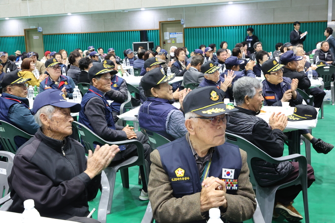 ▲ 2025나라사랑 문화한마당이 12일 오전 영천시 교촌동 영천생활체육관에서 열린 가운데 참석자들이 박수를 치고 있다.김영환 기자 yhk@kyongbuk.com