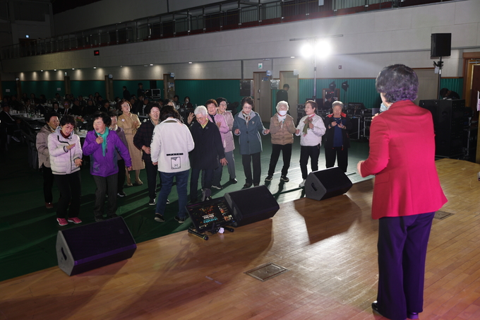 ▲ 2025나라사랑 문화한마당이 12일 오전 영천시 교촌동 영천생활체육관에서 열린 가운데 보훈단체 지회별 노래자랑이 펼쳐지고 있다.김영환 기자 yhk@kyongbuk.com