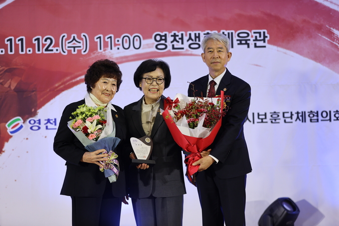 ▲ 2025나라사랑 문화한마당이 12일 오전 영천시 교촌동 영천생활체육관에서 열린 가운데 유공자에 대한 시상이 진행되고 있다.김영환 기자 yhk@kyongbuk.com