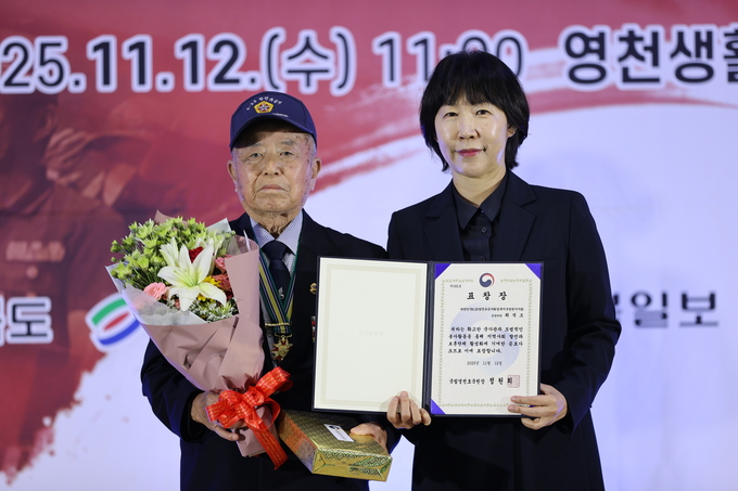 ▲ 2025나라사랑 문화한마당이 12일 오전 영천시 교촌동 영천생활체육관에서 열린 가운데 유공자에 대한 시상이 진행되고 있다.김영환 기자 yhk@kyongbuk.com