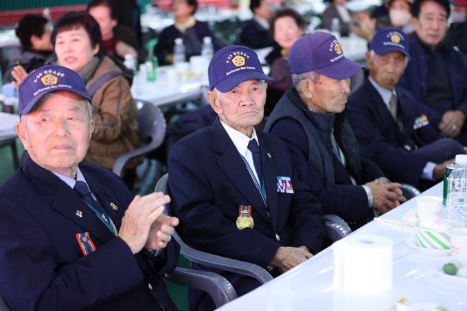 ▲ 2025나라사랑 문화한마당이 12일 오전 영천시 교촌동 영천생활체육관에서 열린 가운데 참석자들이 박수를 치고 있다.김영환 기자 yhk@kyongbuk.com