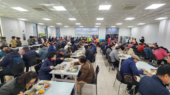 ▲ 경상북도의사회와 (사)경상북도의사회 사회공헌사업단은 지난 11일 경산시노인종합복지관에서 ‘2025 정담은 급식 나눔’ 행사를 개최했다. 경상북도의사회 ‘정담은 급식 나눔’. 경산시.