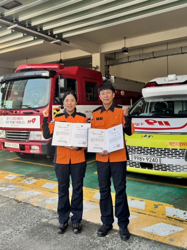 ▲ 예천소방서 소속 오재형 소방장(남)과 오혜정(여) 소방교가 조혈모세포 기증서를 받고 소방서에서 기념촬영을 한 장면. 예천소방서 제공