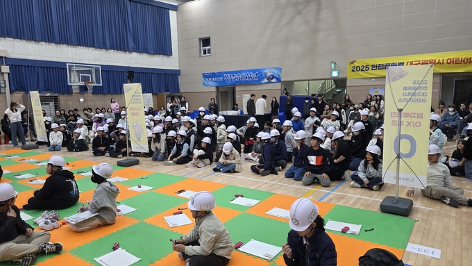 ▲ 대구 월배초등학교 강당에서 12일 열린 ‘2025 안전골든벨 대구시 어린이퀴즈쇼 남부예선’에서 패자부활전을 앞두고 탈락한 학생들이 긴장된 모습을 보이고 있다. 김산호 기자