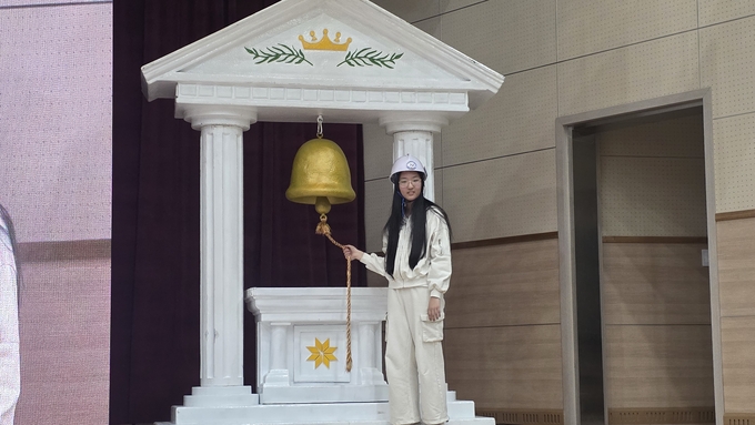 ▲ 황나금 파호초등학교 6학년 학생이 골든벨을 울리고 있다. 김산호 기자