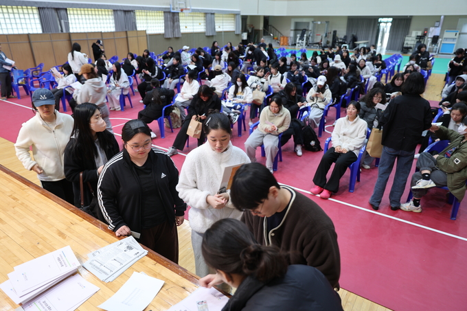 ▲ 2026학년도 대학수학능력시험을 하루 앞둔 12일 오후 경북 영천시 화룡동 선화여자고등학교에서 예비소집이 진행된 가운데 학생들이 수험표를 받고 있다.김영환 기자yhk@kyongbuk.com