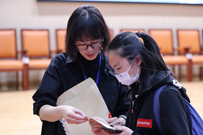 ▲ 2026학년도 대학수학능력시험을 하루 앞둔 12일 오후 경북 영천시 화룡동 선화여자고등학교에서 예비소집이 진행된 가운데 한 학생이 수험표를 확인하고 있다.김영환 기자yhk@kyongbuk.com