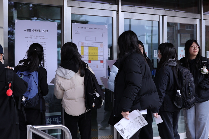 ▲ 2026학년도 대학수학능력시험을 하루 앞둔 12일 오후 경북 영천시 화룡동 선화여자고등학교에서 예비소집이 진행된 가운데 수험생들이 시험실을 확인하고 있다.김영환 기자yhk@kyongbuk.com