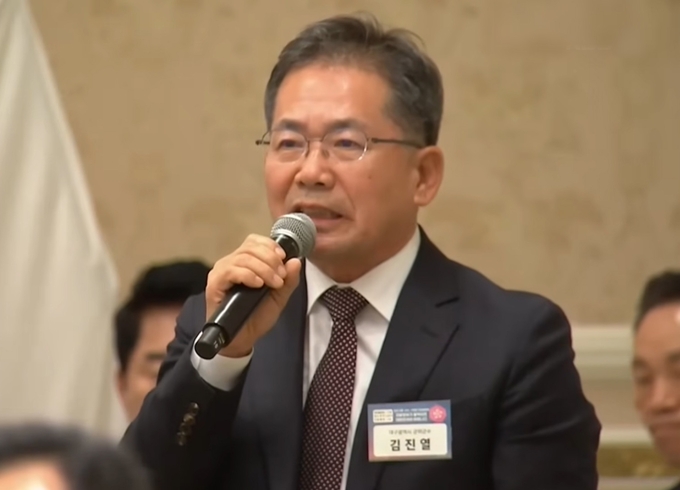 ▲ 김진열 군위군수가 12일 청와대 영빈관에서 열린 시장·군수·구청장 초청 국정설명회에서 발언하고 있다. 군위군