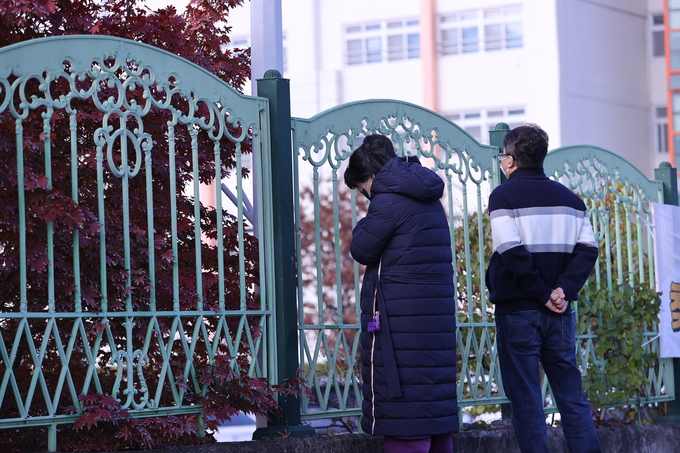 ▲ 2026학년도 대학수학능력시험일인 13일 오전 대구시교육청 24지구 제35시험장인 대구 달서구 원화여고 앞에서 학부모가 기도하고 있다.김영환 기자 yhk@kyongbuk.com