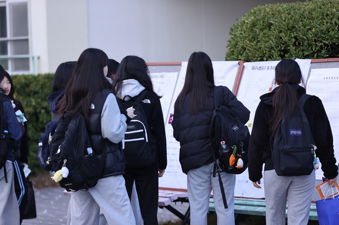 ▲ 2026학년도 대학수학능력시험일인 13일 오전 대구시교육청 24지구 제35시험장인 대구 달서구 원화여고 안에서 수험생들이 시험장을 확인하고 있다.김영환 기자 yhk@kyongbuk.com