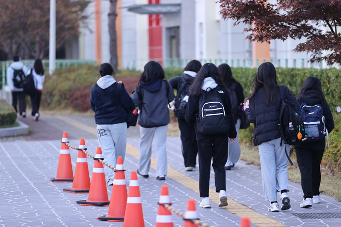 ▲ 2026학년도 대학수학능력시험일인 13일 오전 대구시교육청 24지구 제35시험장인 대구 달서구 원화여고 안으로 수험생들이 들어가고 있다.김영환 기자 yhk@kyongbuk.com