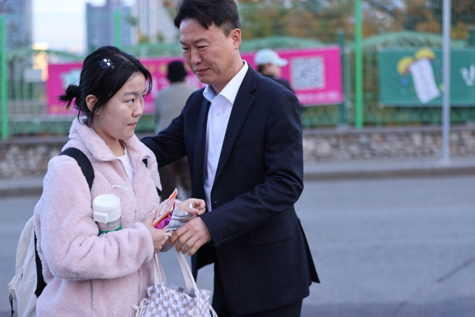 ▲ 2026학년도 대학수학능력시험일인 13일 오전 대구시교육청 24지구 제35시험장인 대구 달서구 원화여고 앞에서 학부모가 수험생을 격려하고 있다.김영환 기자 yhk@kyongbuk.com