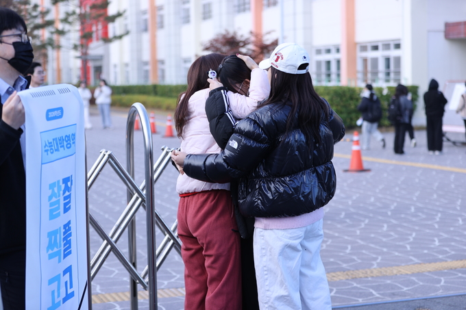 ▲ 2026학년도 대학수학능력시험일인 13일 오전 대구시교육청 24지구 제35시험장인 대구 달서구 원화여고 앞에서 학부모가 수험생을 위로하고 있다.김영환 기자 yhk@kyongbuk.com