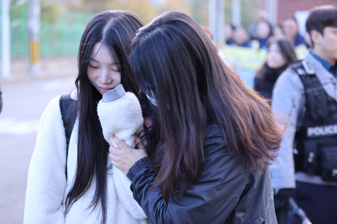 ▲ 2026학년도 대학수학능력시험일인 13일 오전 대구시교육청 24지구 제35시험장인 대구 달서구 원화여고 앞에서 한 선생님이 수험생을 격려하고 있다.김영환 기자 yhk@kyongbuk.com