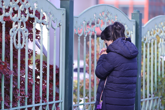 ▲ 2026학년도 대학수학능력시험일인 13일 오전 대구시교육청 24지구 제35시험장인 대구 달서구 원화여고 앞에서 한 학부모가 간절하게 기도하고 있다.김영환 기자 yhk@kyongbuk.com