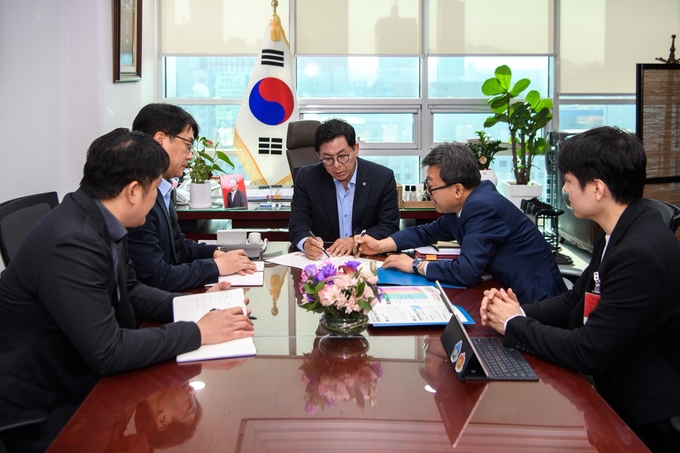 ▲ 울릉군이 지난 11일 「울릉도·흑산도 등 국토외곽 먼섬 지원 특별법」 개정과 도서민 여객선 운임지원사업의 국비 지원 비율 상향을 위해 지역구 이상휘국회의원을 찾아 건의했다. 사진 울릉군.