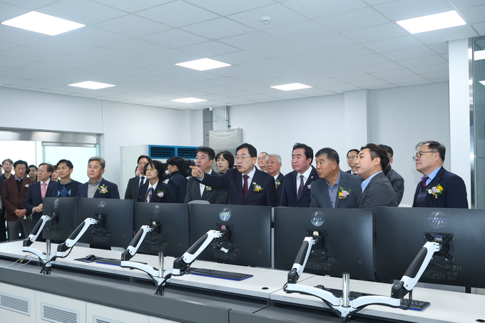 ▲ 13일 열린 ‘공유배터리 안전연구센터’ 준공식에서 주낙영 경주시장(가운데)과 참석자들이 공유배터리 안전연구센터 내 관제실을 둘러보며 시설 설명을 듣고 있다. 경주시