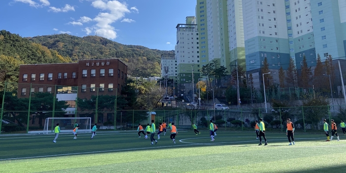 ▲ ‘제5회 경산시장배 외국인 유학생 축구대회’가 14일 대신대학교 운동장에서 개최된다. 대신대학교 운동장 지난대회 경기모습. 경산시.