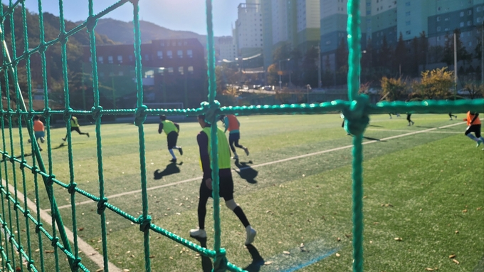 ▲ ‘제5회 경산시장배 외국인 유학생 축구대회’가 14일 대신대학교 운동장에서 개최된다. 대신대학교 운동장 지난대회 경기모습. 경산시.