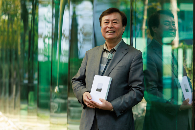 ▲ 시집 ‘고요로 가야겠다’를 출간한 도종환 시인이 지난 11일 서울 종로구 연합뉴스에서 인터뷰에 앞서 포즈를 취하고 있다.연합