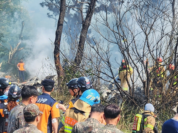 ▲ 지난 5월 29일 오후 1시 50분께 경북 포항시 남구 동해면 신정리 한 야산에 해군 초계기가 추락한 가운데 소방관들이 화재 진압을 하고 있다.경북일보DB