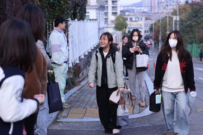 ▲ 2026학년도 대학수학능력시험일인 13일 오전 대구시교육청 24지구 제35시험장인 대구 달서구 원화여고로 수험생이 들어서고 있다.김영환 기자 yhk@kyongbuk.com