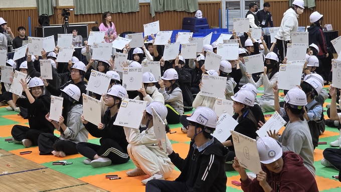 ▲ 13일 월암중학교에서 개최된 ‘2025 안전골든벨 대구시 청소년퀴즈쇼’에 참여한 학생들이 정답을 들고 환호하고 있다. 김산호 기자