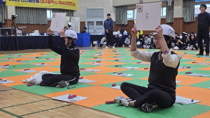 ▲ 13일 월암중학교에서 개최된 ‘2025 안전골든벨 대구시 청소년퀴즈쇼’에서 최후의 2인이 정답 경쟁을 진행하고 있다. 김산호 기자