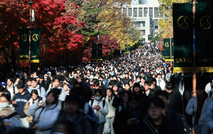 ▲ 15일 서울 종로구 성균관대에서 이 학교 2026학년도 수시모집 논술시험을 마친 수험생들이 고사장을 나서고 있다. 연합뉴스,