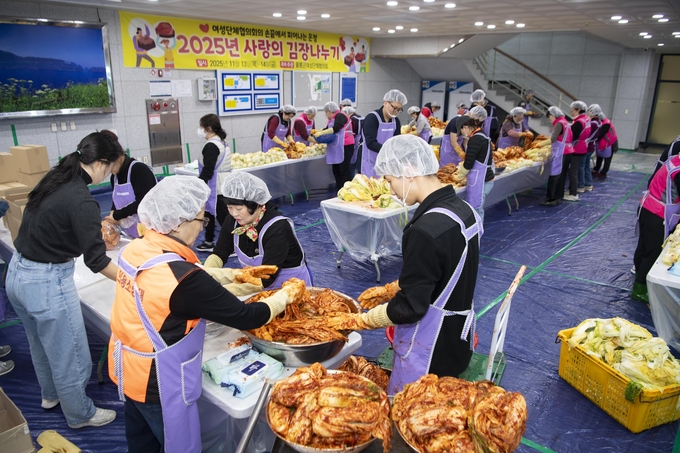 ▲ 여성단체협의회 회원 70여 명이 참여해 칼칼한 양념 배합부터 절임 배추 한 포기 한 포기에 온기를 담아내는 손길까지, 회원들의 구슬땀은 행사장을 훈훈하게 채웠다. 울릉군