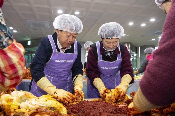 ▲ 올해 김장 나눔에는 이상휘 국회의원의 배우자인 이윤희(오른쪽) 씨가 참여해 의미를 더했다.  울릉군