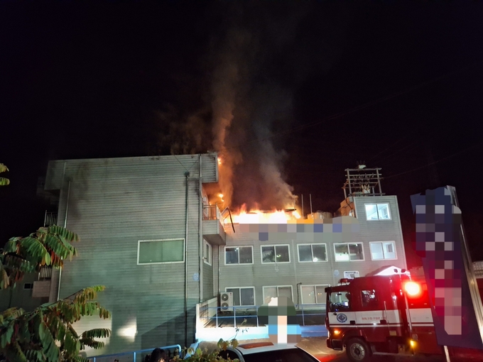 ▲ 16일 오전 3시 33분께 경주시 외동읍에 위치한 한 자동차 부품공장 기숙사에서 불이나 소방당국이 출동해 화재를 진압하고 있다. 경북소방본부