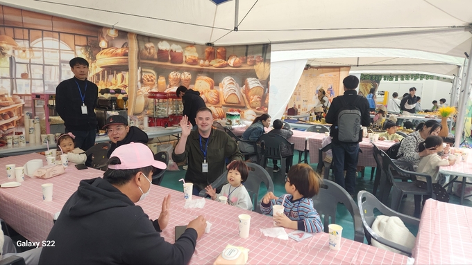 ▲ 15일 성주군가족센터가 마련한 ‘영어 페스티벌’이 펼쳐지고 있다. 김정수 기자