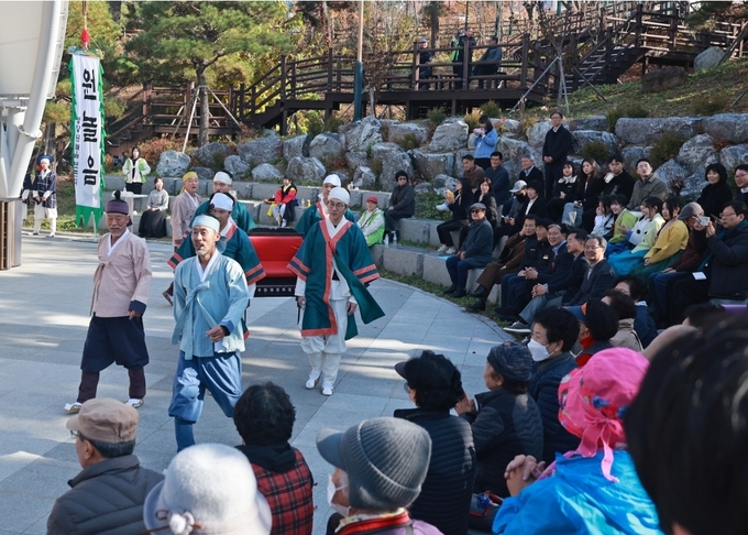 ▲ 14일 오후 산촌문화광장 상설공연장에서 열린 ‘제18회 영양원놀음 정기발표회’공연 모습