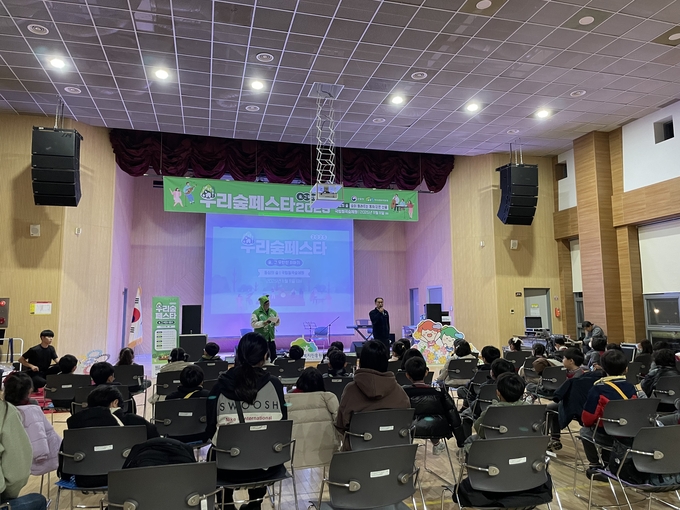 ▲ 이우진 국립칠곡숲체원장이 참가 어린이들 앞에서 행사의 시작을 알리고, 공연 목적과 환영 인사를 하고 있다. 한국산림복지진흥원 국립국립숲체원 제공