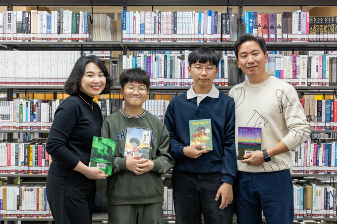 ▲ 경북 칠곡군에 사는 오미애(45) 씨 가족이 올해 지역 안팎의 도서관에서 읽고 빌린 책이 약 2500권에 이르러 ‘2025 경상북도 다독가족상’을 받았다.