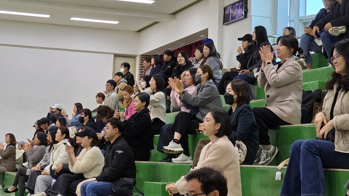 ▲ 대구 평리초등학교 강당에서 14일 열린 ‘2025 안전골든벨 대구시 청소년퀴즈쇼 서부예선’에서 학부모들이 응원을 이어가고 있다. 김산호 기자