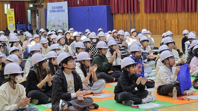 ▲ 대구 평리초등학교 강당에서 14일 열린 ‘2025 안전골든벨 대구시 청소년퀴즈쇼 서부예선’에 참여한 학생들이 마술쇼를 보고 있다. 김산호 기자