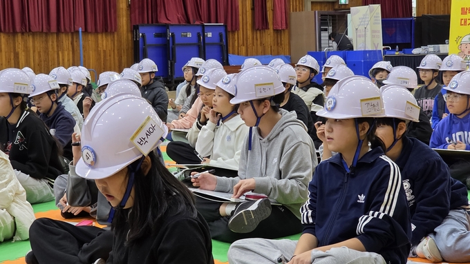 ▲ 대구 평리초등학교 강당에서 14일 열린 ‘2025 안전골든벨 대구시 청소년퀴즈쇼 서부예선’에서 학생들이 문제를 풀고 있다. 김산호 기자.