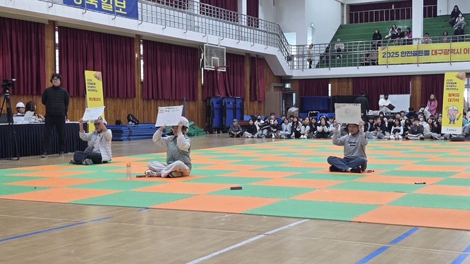 ▲ 대구 평리초등학교 강당에서 14일 열린 ‘2025 안전골든벨 대구시 청소년퀴즈쇼 서부예선’에서 최종 3인이 정답 경쟁을 이어가고 있다. 김산호 기자.