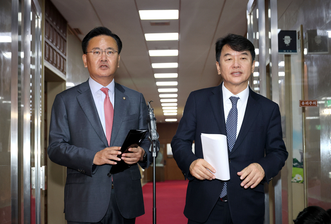 ▲ 더불어민주당 문진석 원내수석부대표와 국민의힘 유상범 원내수석부대표가 13일 서울 여의도 국회에서 국회의장-여야원내대표 회동을 마친 뒤 취재진 질문에 답변하고 있다. 연합